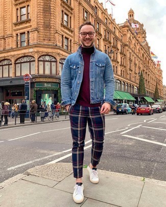 Какие брюки чинос носить с красной водолазкой