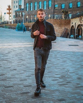 Как носить красную водолазку с серыми джинсами мужчине