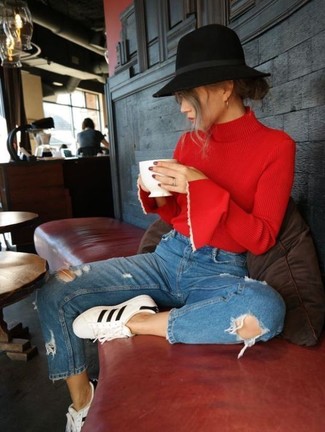 Какие низкие кеды носить с красной водолазкой женщине