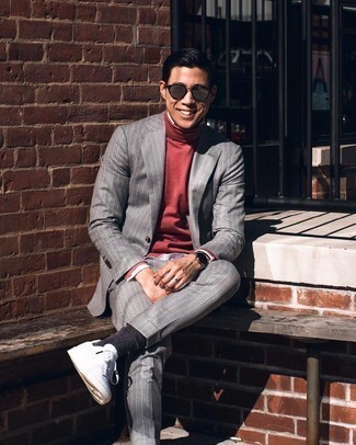 Какие низкие кеды носить с красной водолазкой мужчине