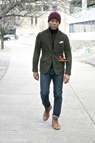 Как носить красную водолазку с темно-синими джинсами мужчине