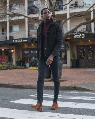 Как носить красную водолазку с темно-синими джинсами мужчине