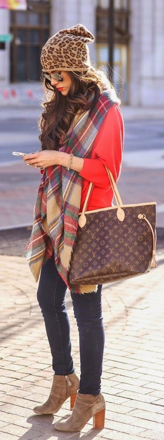 Как носить красную водолазку с светло-коричневыми замшевыми ботильонами