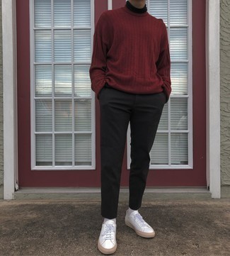 Как носить красную водолазку с белыми низкими кедами мужчине