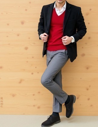 С чем носить красный свитер с v-образным вырезом мужчине