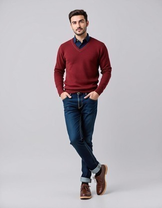 С чем носить красный свитер с v-образным вырезом мужчине