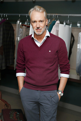 С чем носить красный свитер с v-образным вырезом мужчине