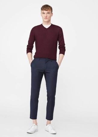 С чем носить красный свитер с v-образным вырезом мужчине