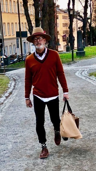 С чем носить красный свитер с v-образным вырезом мужчине