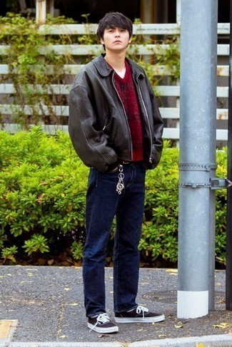 С чем носить красный свитер с v-образным вырезом мужчине