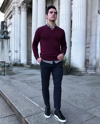 С чем носить красный свитер с v-образным вырезом мужчине