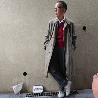 С чем носить красный свитер с v-образным вырезом мужчине