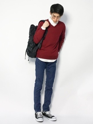 С чем носить красный свитер с v-образным вырезом мужчине