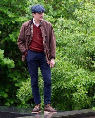 С чем носить красный свитер с v-образным вырезом мужчине