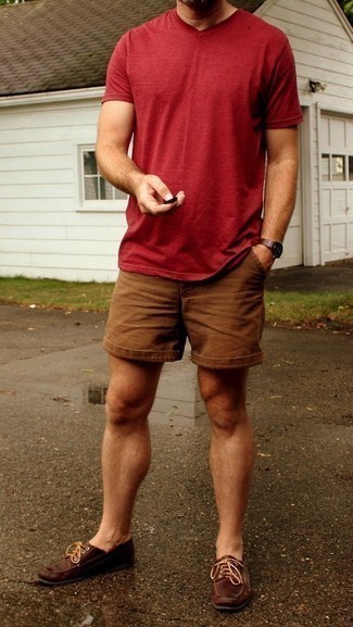 С чем носить красную футболку с v-образным вырезом мужчине