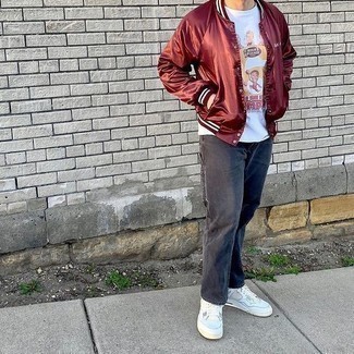 Как носить красную университетскую куртку с темно-серыми джинсами мужчине