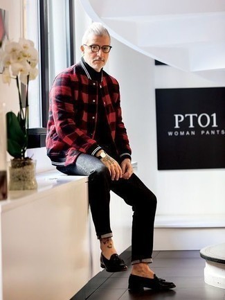 Какие джинсы носить с красной университетской курткой мужчине