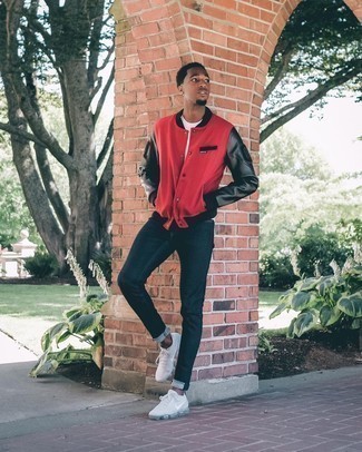 Какие джинсы носить с красной университетской курткой мужчине