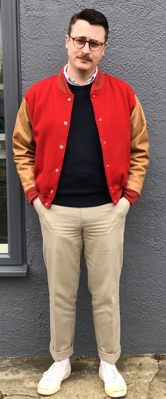 С чем носить красную университетскую куртку мужчине