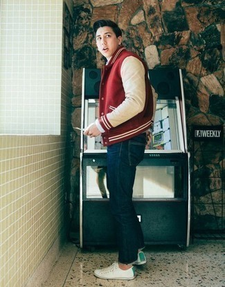 С чем носить красную университетскую куртку мужчине