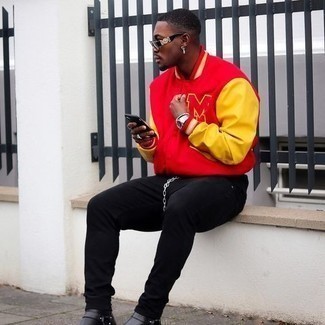 С чем носить красную университетскую куртку мужчине