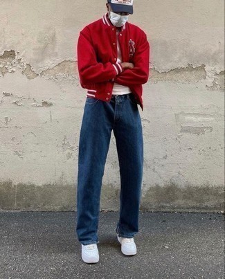 Какие низкие кеды носить с красной университетской курткой мужчине