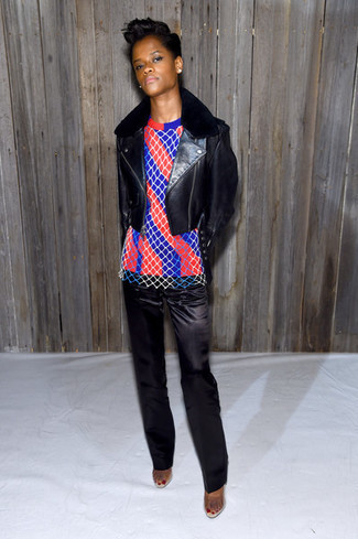 С чем носить красный свитер с круглым вырезом в вертикальную полоску женщине