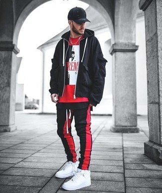 С чем носить красные спортивные штаны в вертикальную полоску мужчине