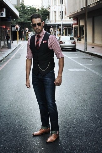 С чем носить красный галстук в вертикальную полоску мужчине