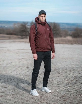 Какие кроссовки носить с красной ветровкой мужчине