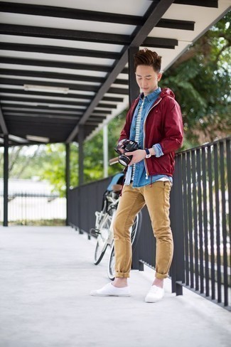 Как носить красную ветровку с бежевыми брюками чинос