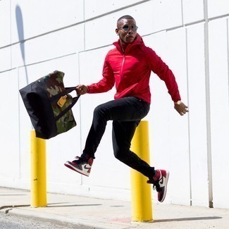 Как носить красную ветровку с черными джинсами мужчине