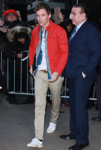 Какие джинсовые рубашки носить с красной ветровкой мужчине