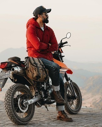 Какие джинсы носить с красной ветровкой мужчине