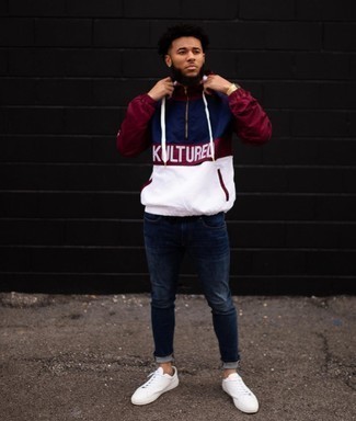 Как носить красную ветровку с темно-синими джинсами мужчине