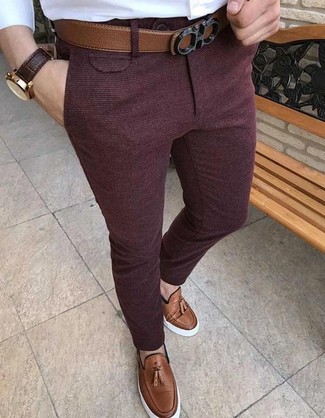 С чем носить красные шерстяные классические брюки мужчине