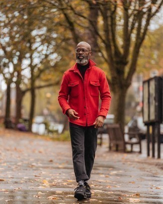 С чем носить красную шерстяную куртку мужчине