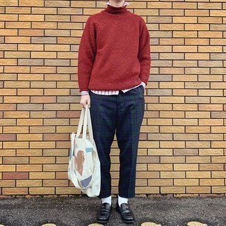 Как носить красную шерстяную водолазку с темно-синими брюками чинос