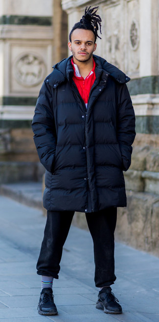 Как носить красный свитер с воротником на молнии с темно-синим пуховиком мужчине