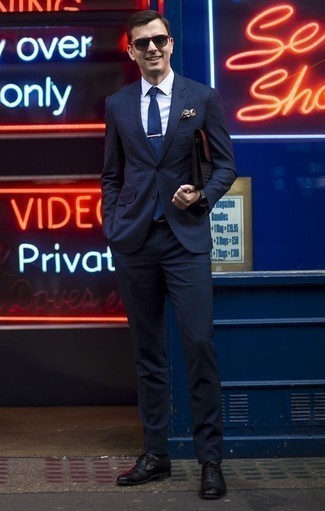 С чем носить красный мужской клатч мужчине