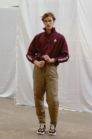 Какие кроссовки носить с красным свитером на молнии мужчине