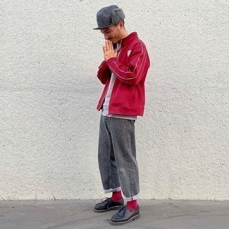 Какие ботинки дезерты носить с красным свитером на молнии