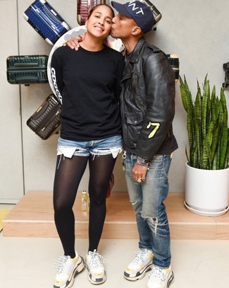 С чем носить рваные шорты женщине