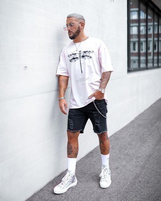 С чем носить рваные шорты мужчине