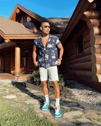 С чем носить рваные шорты мужчине