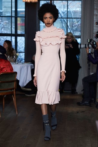 С чем носить платье-свитер с рюшами