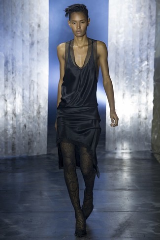 С чем носить сатиновое платье-майку