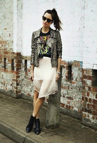 С чем носить косуху с пайетками женщине