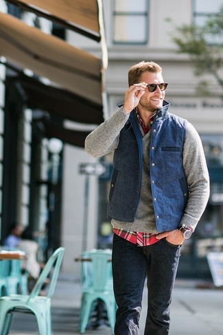 Как носить свитер с отложным воротником с джинсами