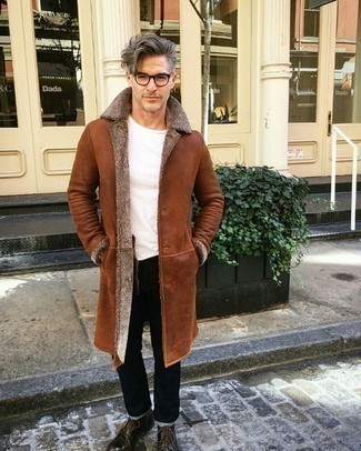 Как носить дубленку с футболкой с круглым вырезом мужчине